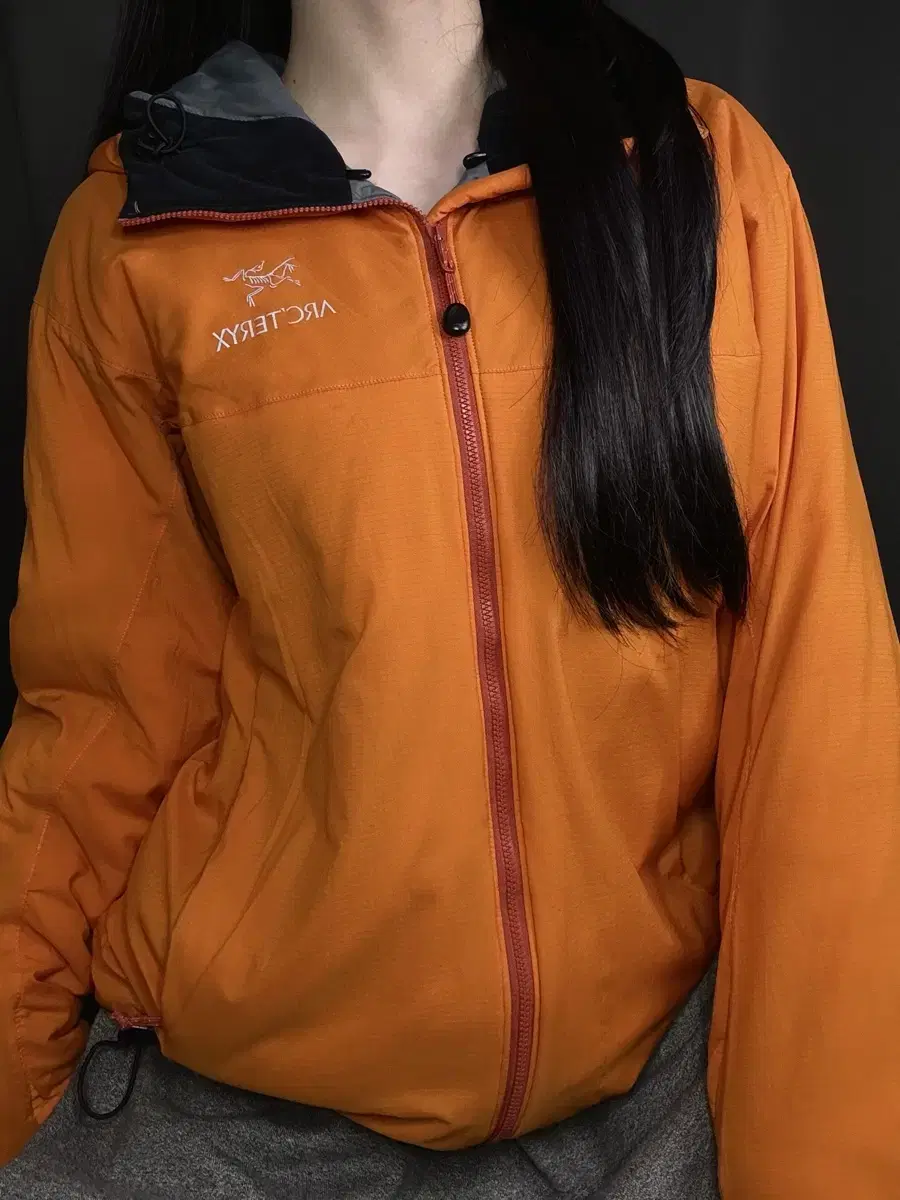 아크테릭스 오렌지 후드 패딩