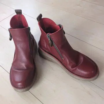 빨간색 지퍼 달린 여성용 부츠 225 사이즈