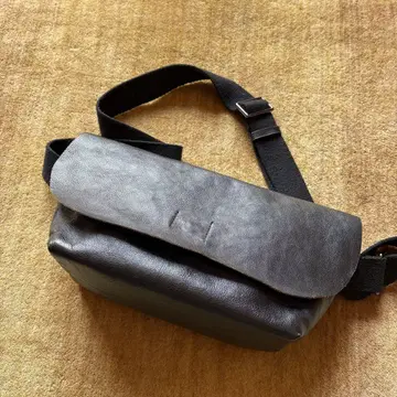 블랙 가죽 메신저 백 플랩식
