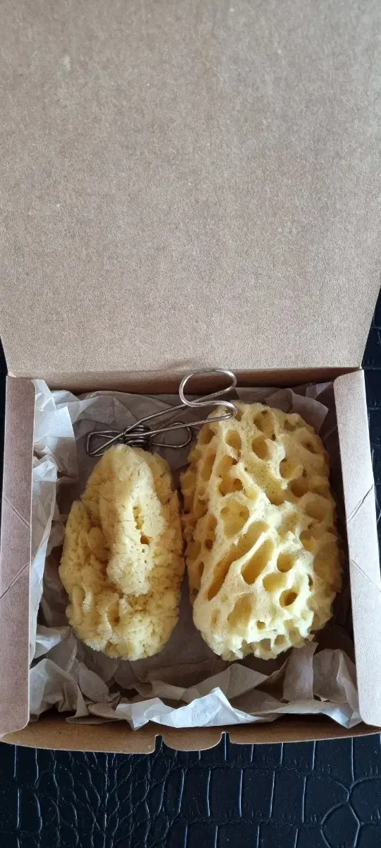 Natural sponge (face wash + honeycomb) set - 1 additional set of tweezers, 2 in total