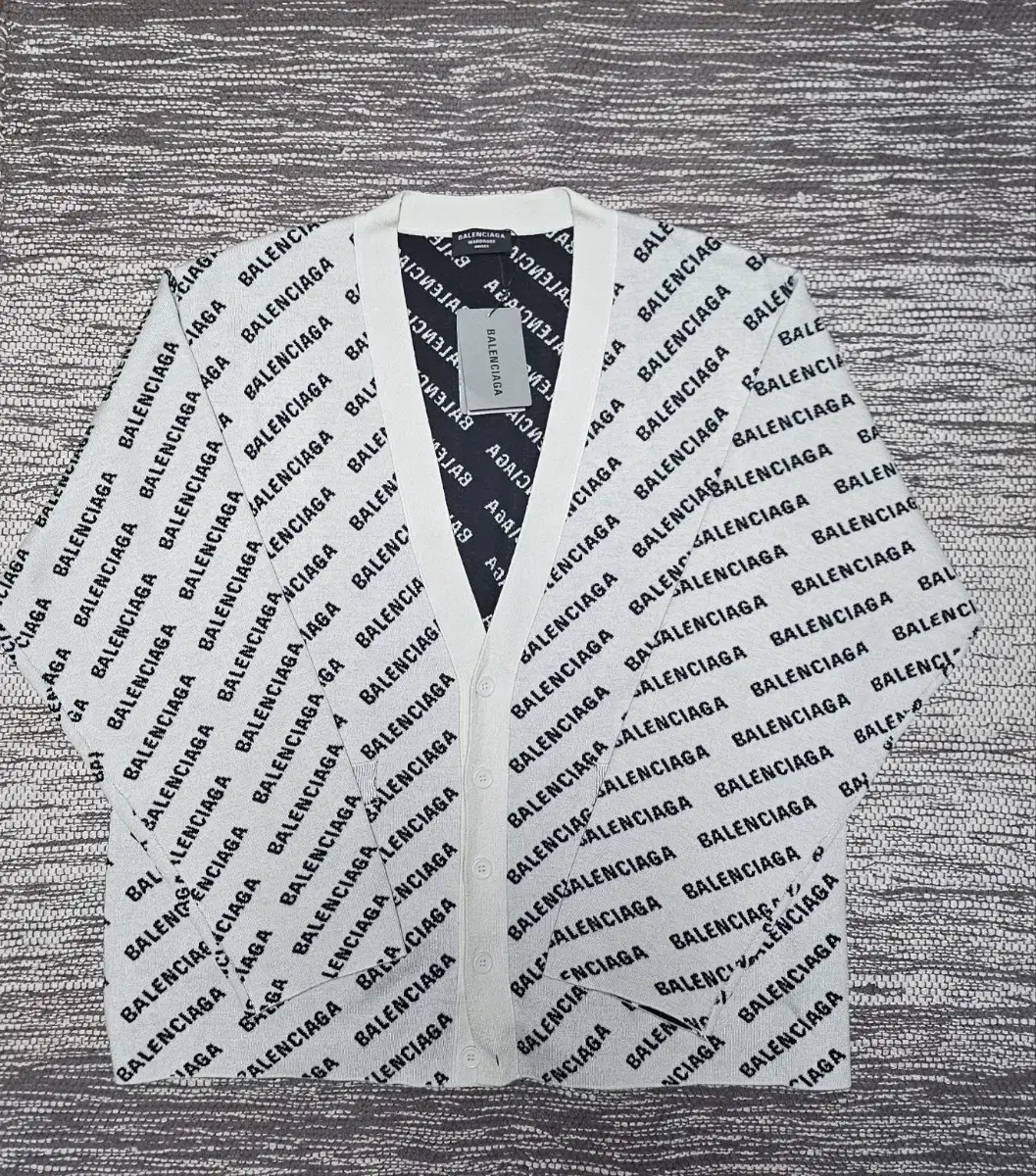 발렌시아가 올오버 멀티로고 니트 가디건(3size)