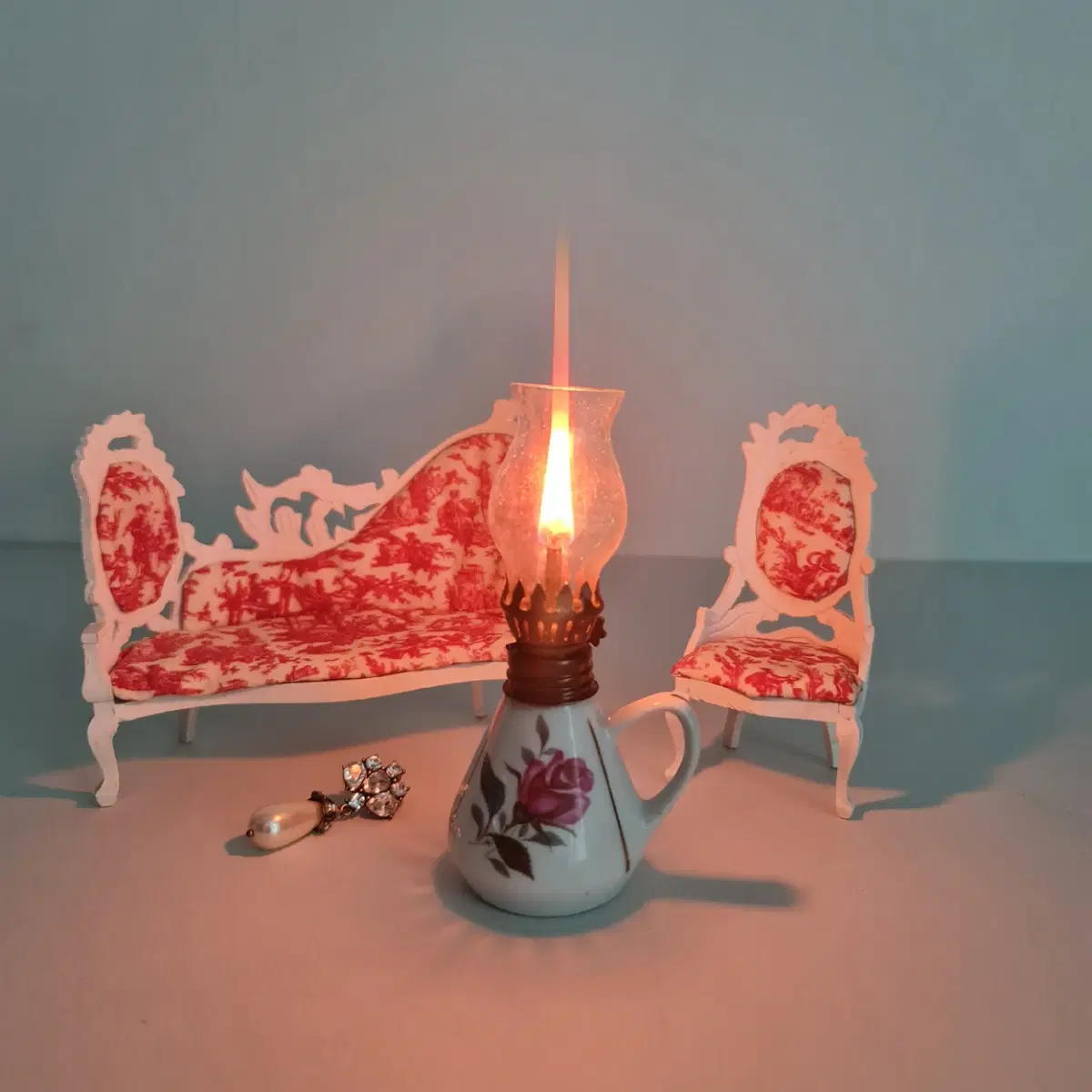 Vintage mini lanterns Vintage lamps Vintage accessories Antique accessories  Porcelain oil lamps #빈티지소품,#엔틱소품,#랜턴,#오일램프,#앤틱 on Bunjang Global Site., image size:1200x1200