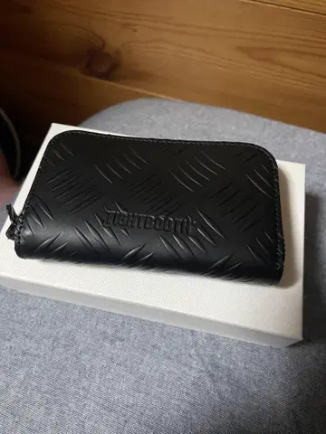 타이트 부스 CHECKERPLATE LEATHER ZIP WALLET