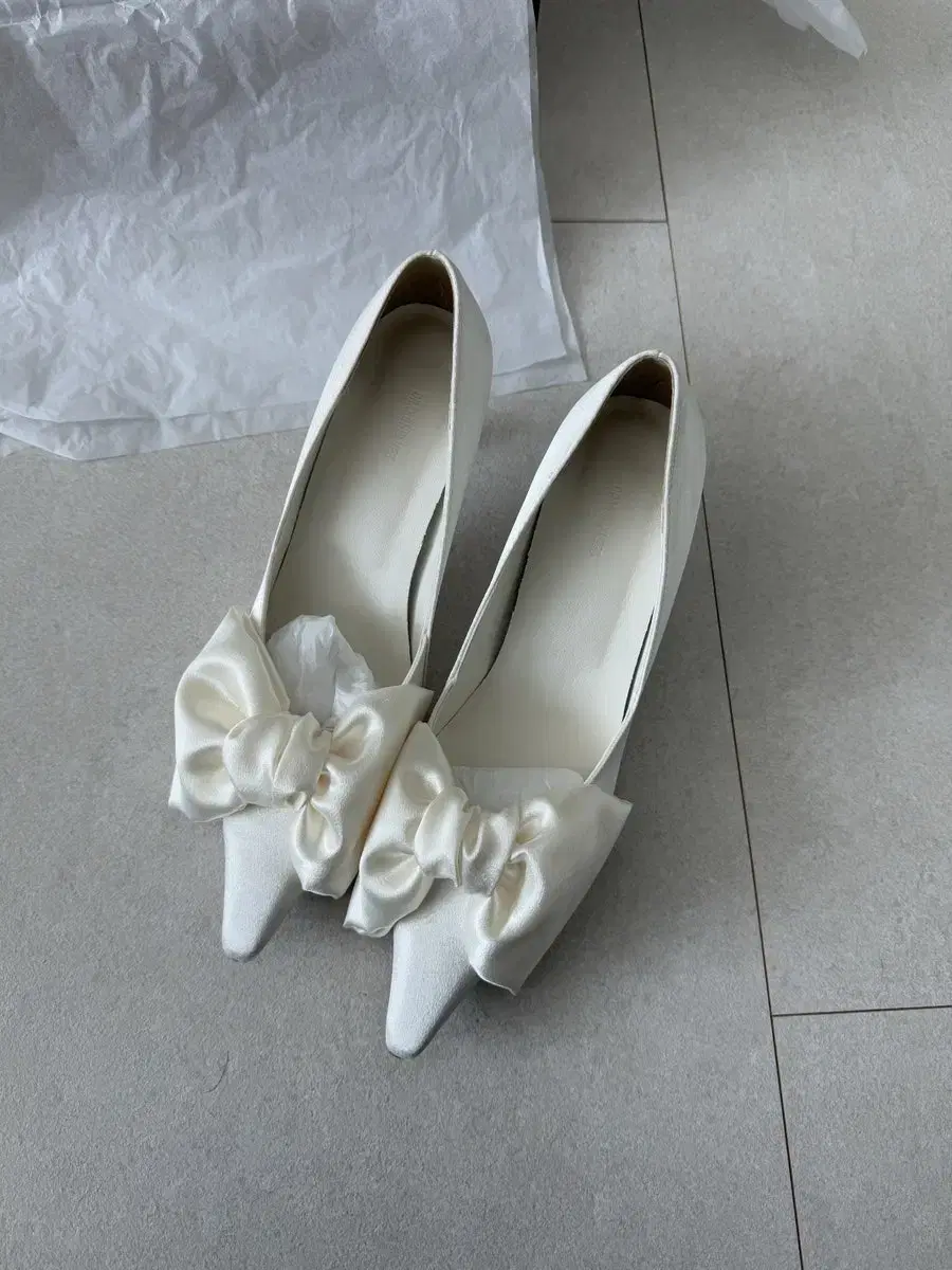 드래곤블루스 리본 레이스업 펌프스 새틴 아이보리 6cm 255
