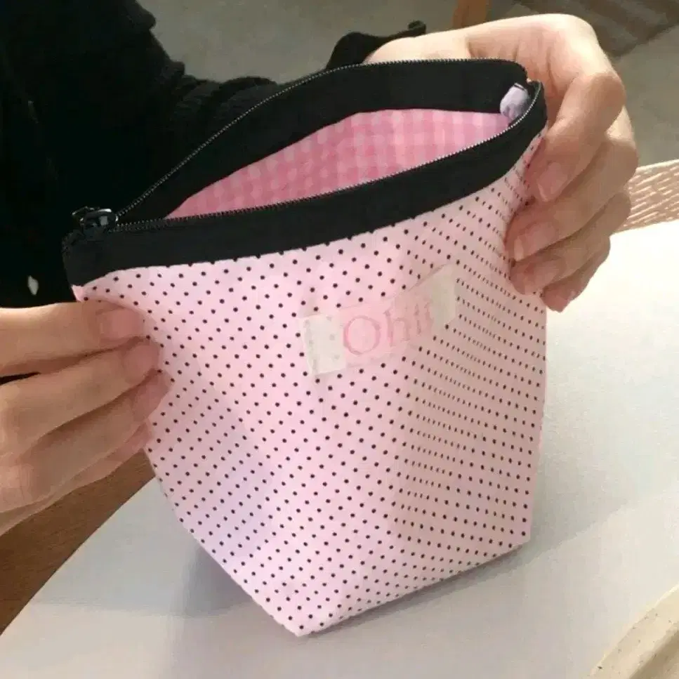 오히 Ohii 바배 핑크 도트 큐빅 핫픽스 지퍼 파우치