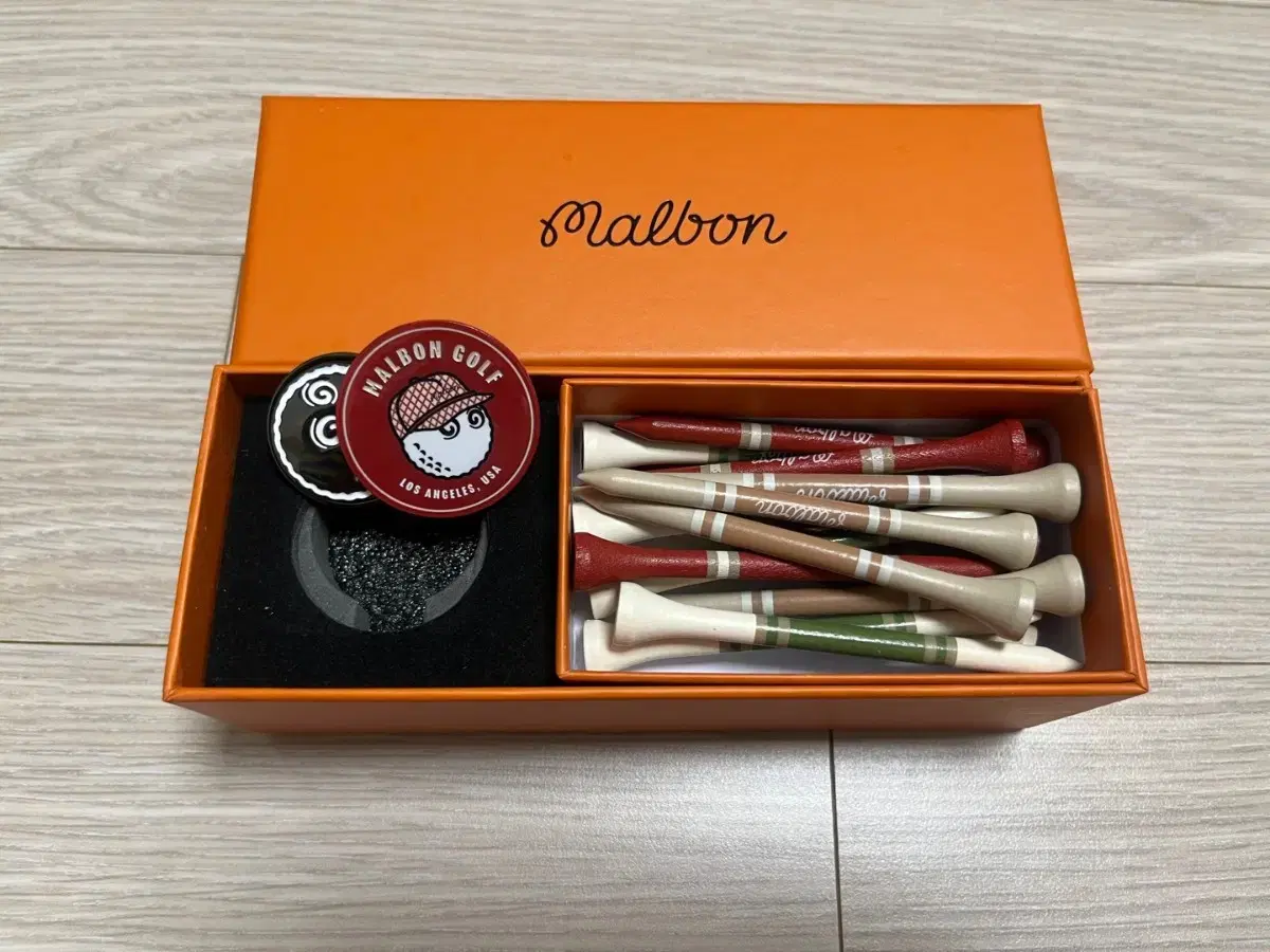 We are selling the latest horse-shaped ball marker & wooden tea set.