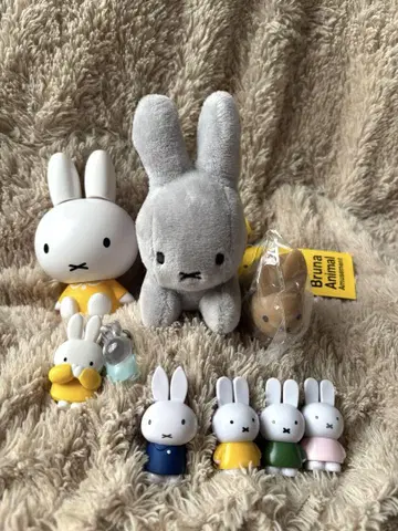 미피 봉제 인형과 피규어 세트
