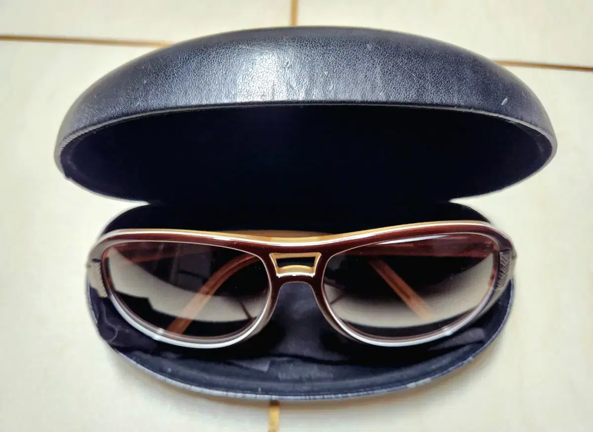 Genuine) VIKTOR&ROLF Sunglasses (unisex) for sale.
