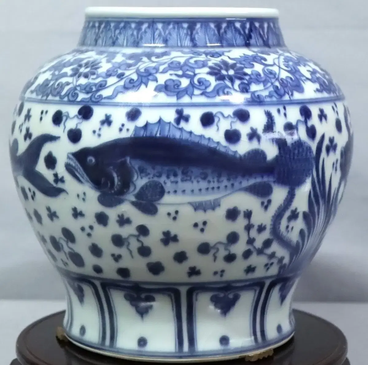 Chinese porcelain with celadon-glazed lotus-and-bird-design border
