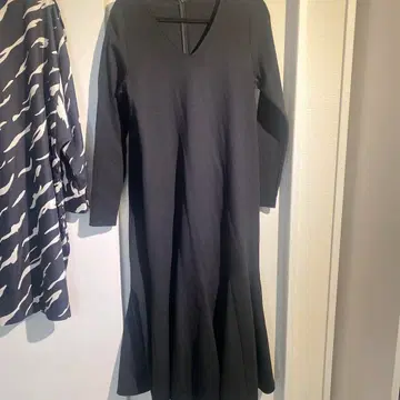 ROPE 검정 V넥 플레어 스커트 롱 원피스