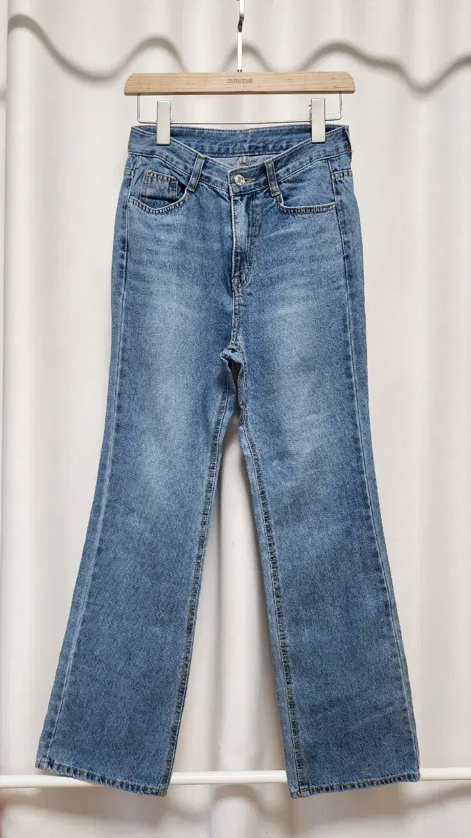 Denim jeans with a medium-dark wash, long boot cut, bom, gaeul, flat S