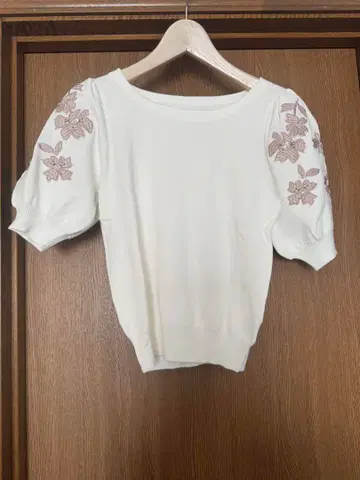 노엘라 꽃무늬 자수 화이트 니트 5부 기장 니트 깔끔한