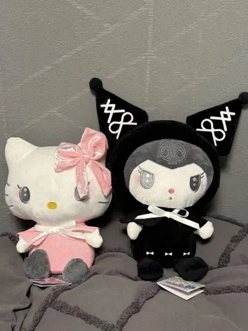 헬로키티와 다크키티 봉제 인형 세트