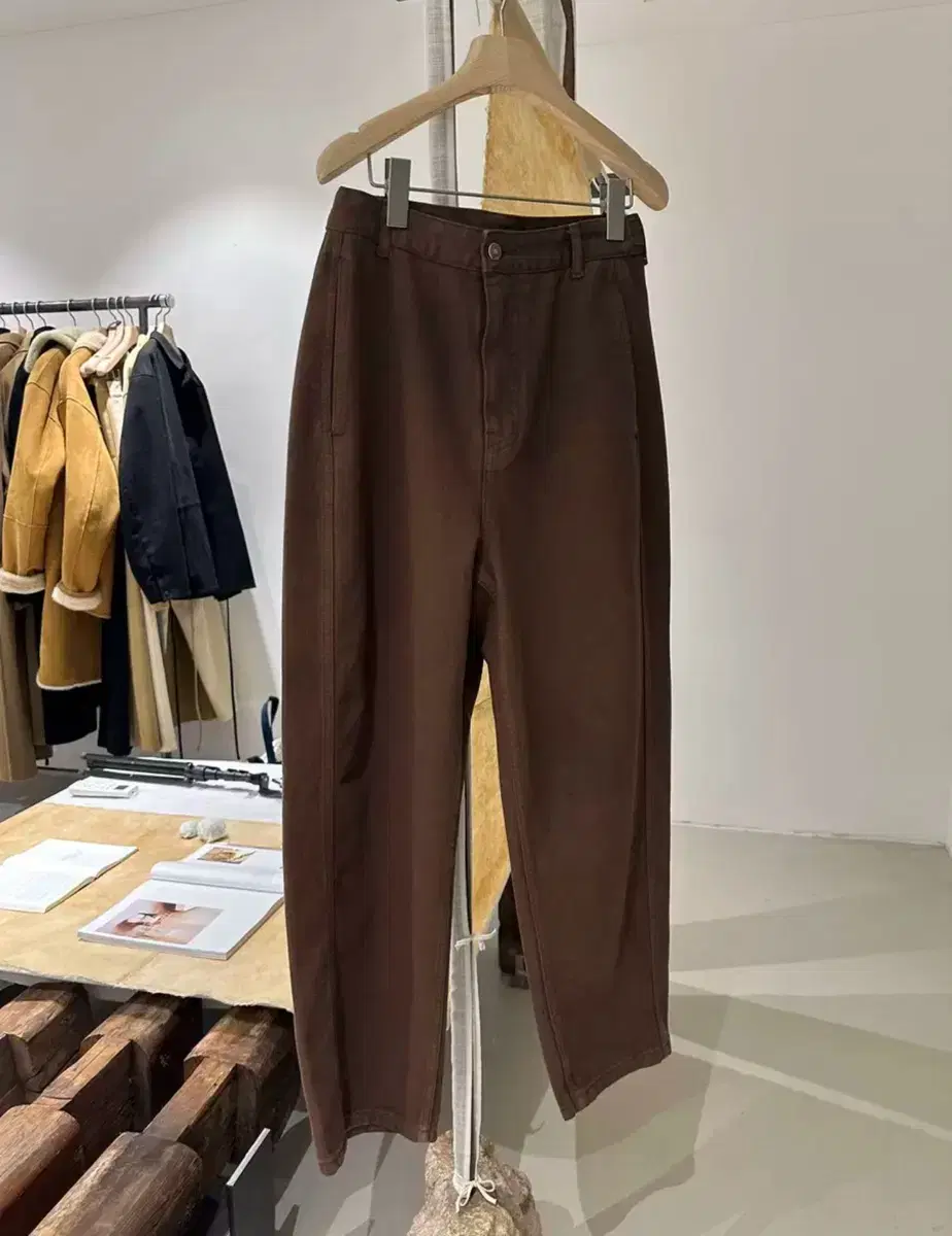 르917 커브 데님팬츠CURVED DENIM PANTS brown 38