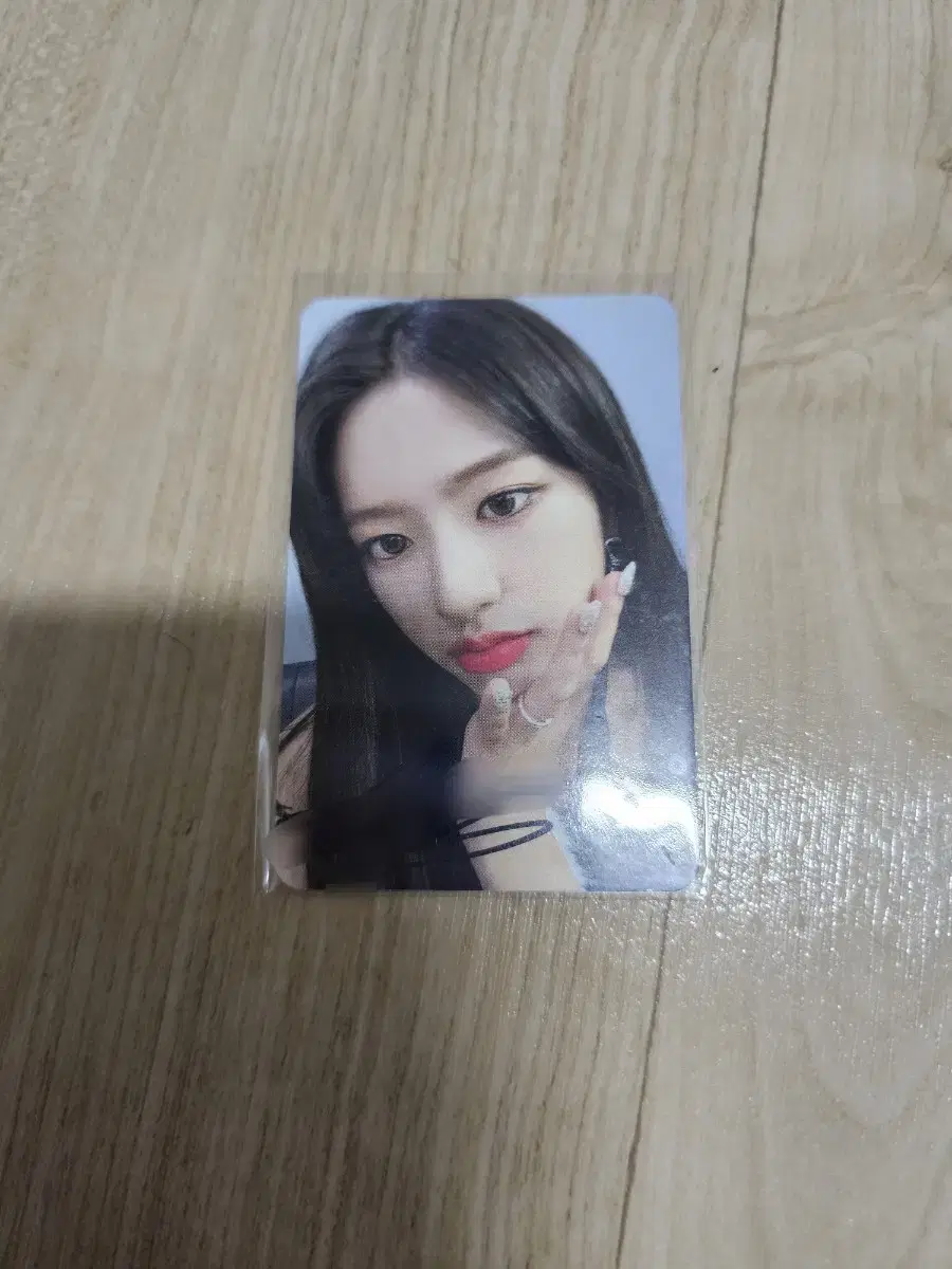 ive ahn yujin broadcast poca sign Poca