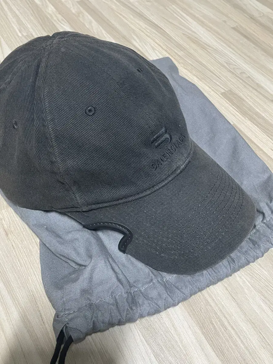 발렌시아가 노치드 볼캡