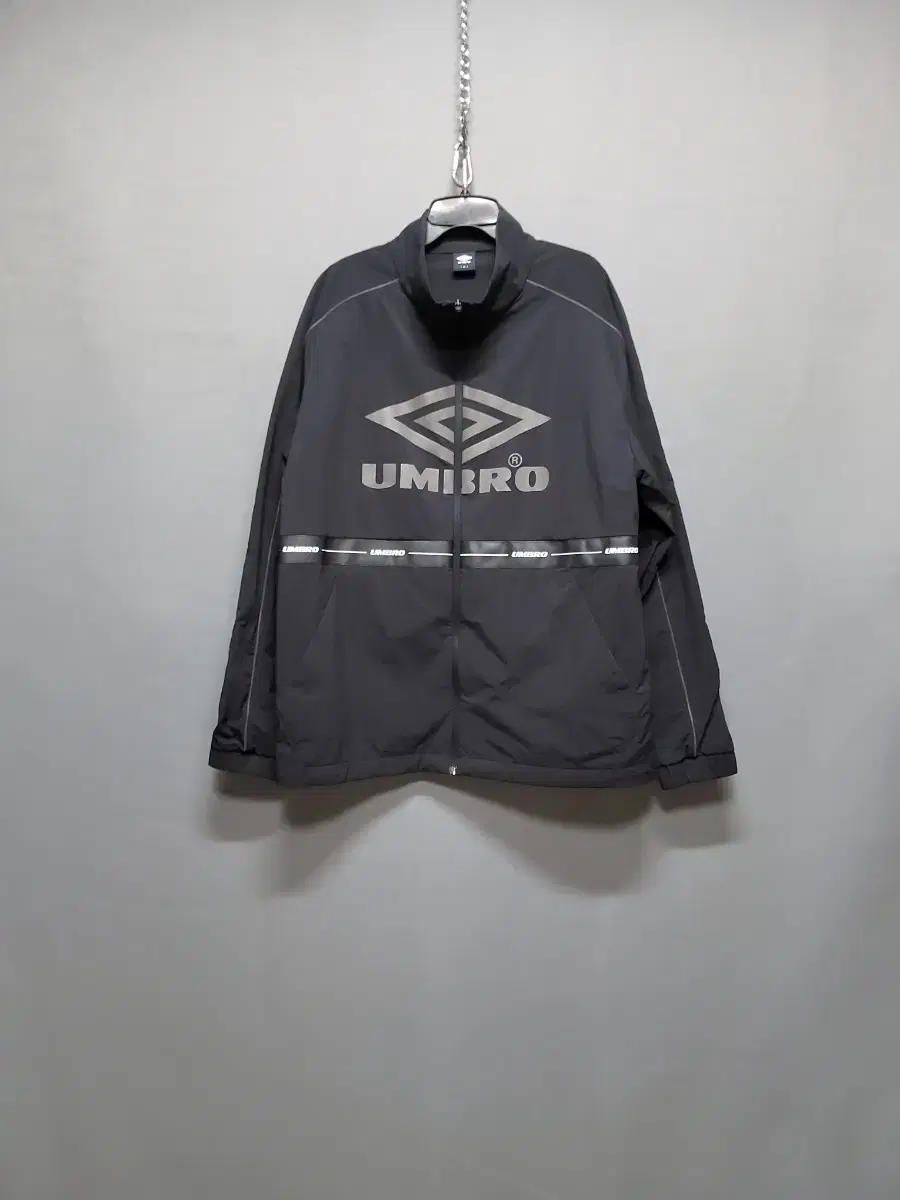 엄브로 바람막이