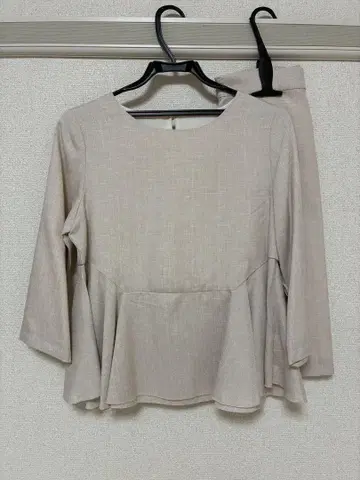 베이지 페플럼 셋업