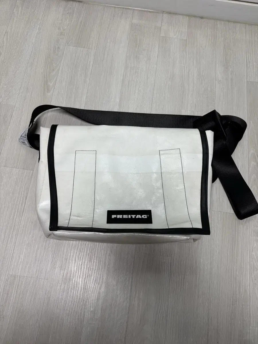 프라이탁 덱스터 화이트