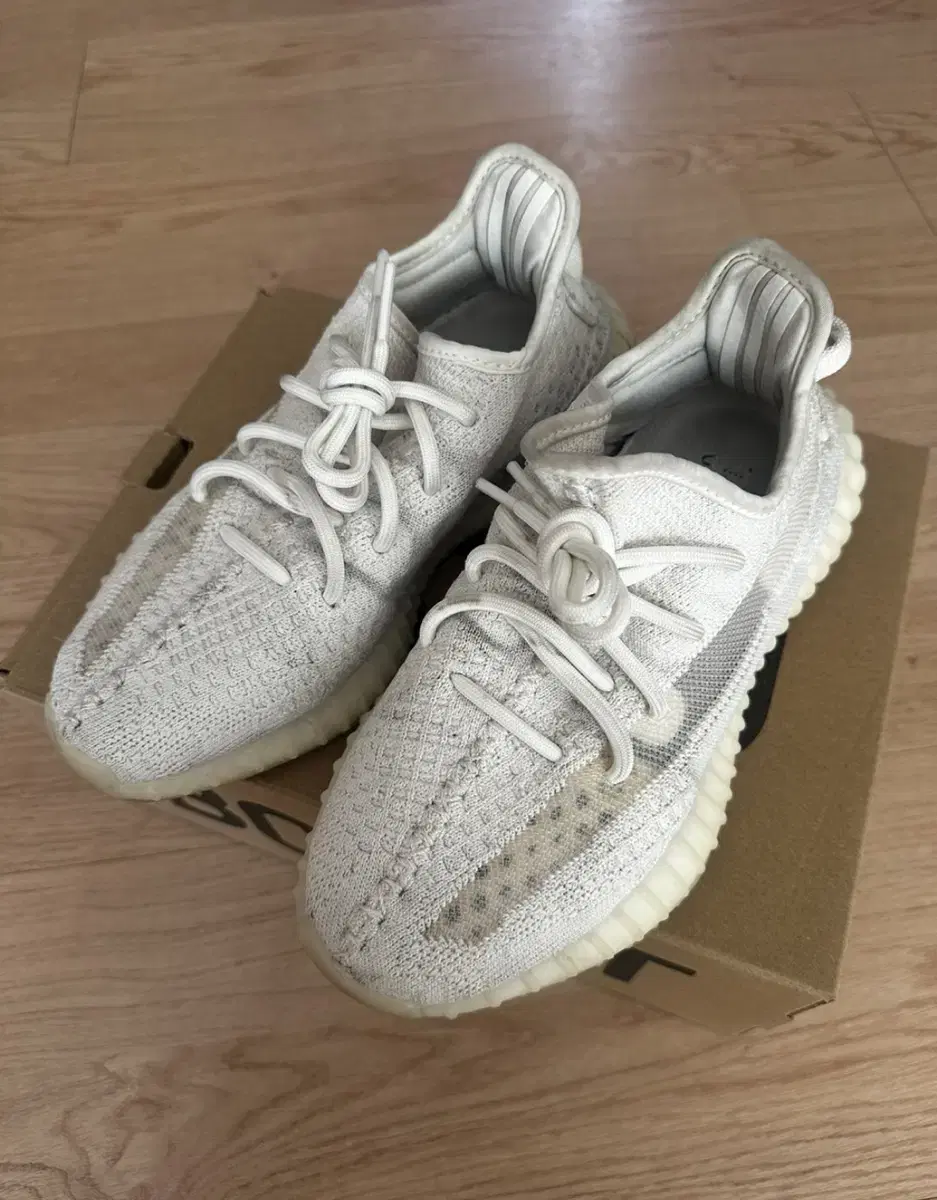 아디다스 이지부스트 350 V2 본(BONE)