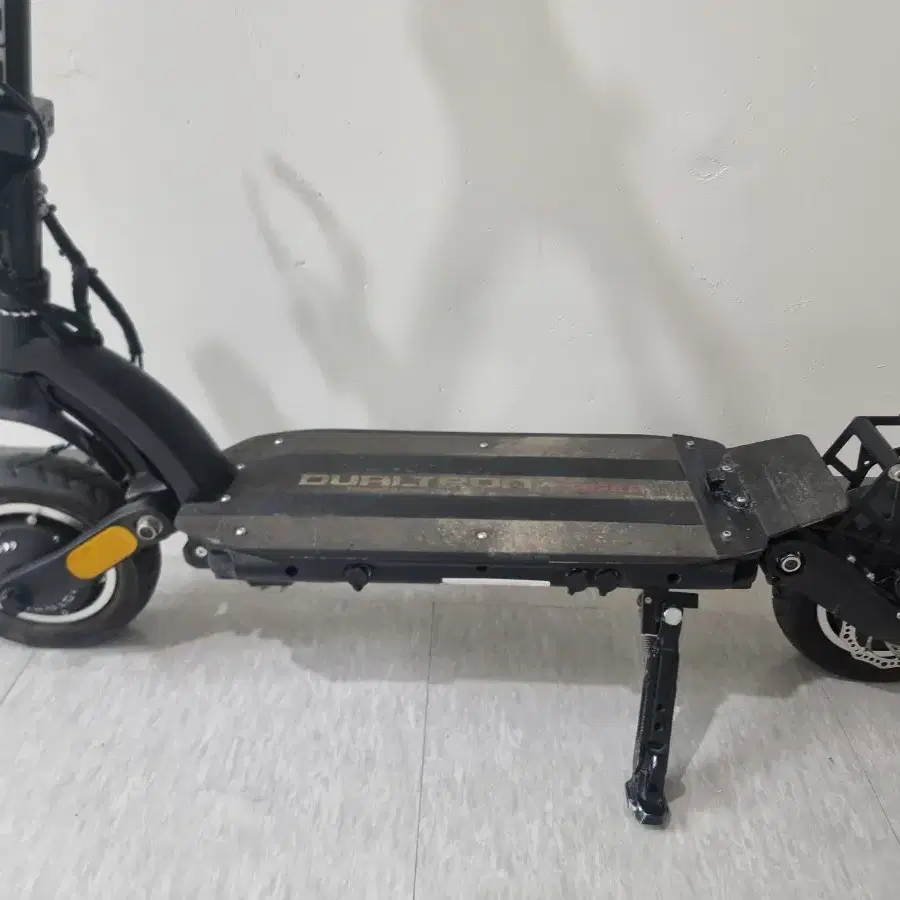 We sell the Dualtron Eagle electric kickboard. on Bunjang Global Site.