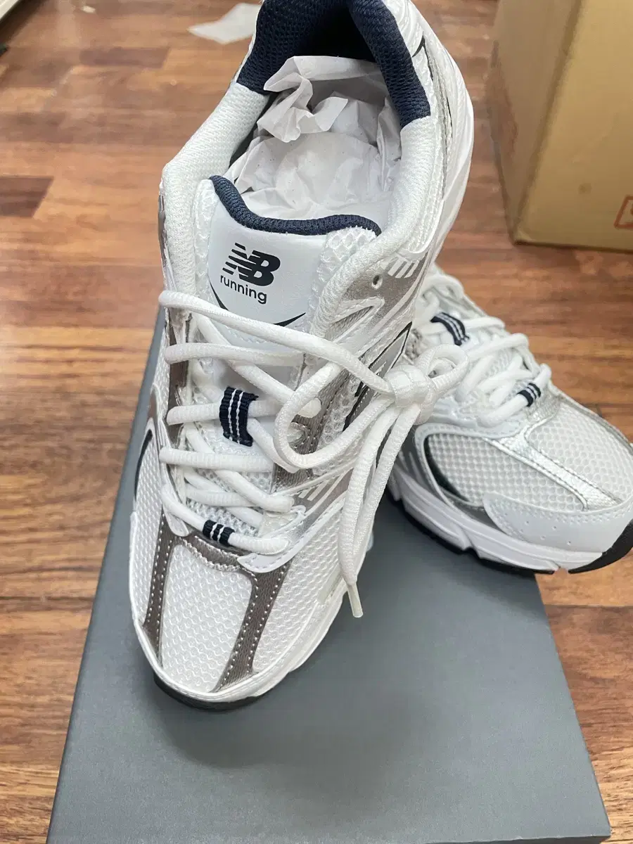 뉴발란스 530SG 사이즈 230 새상품 팝니다