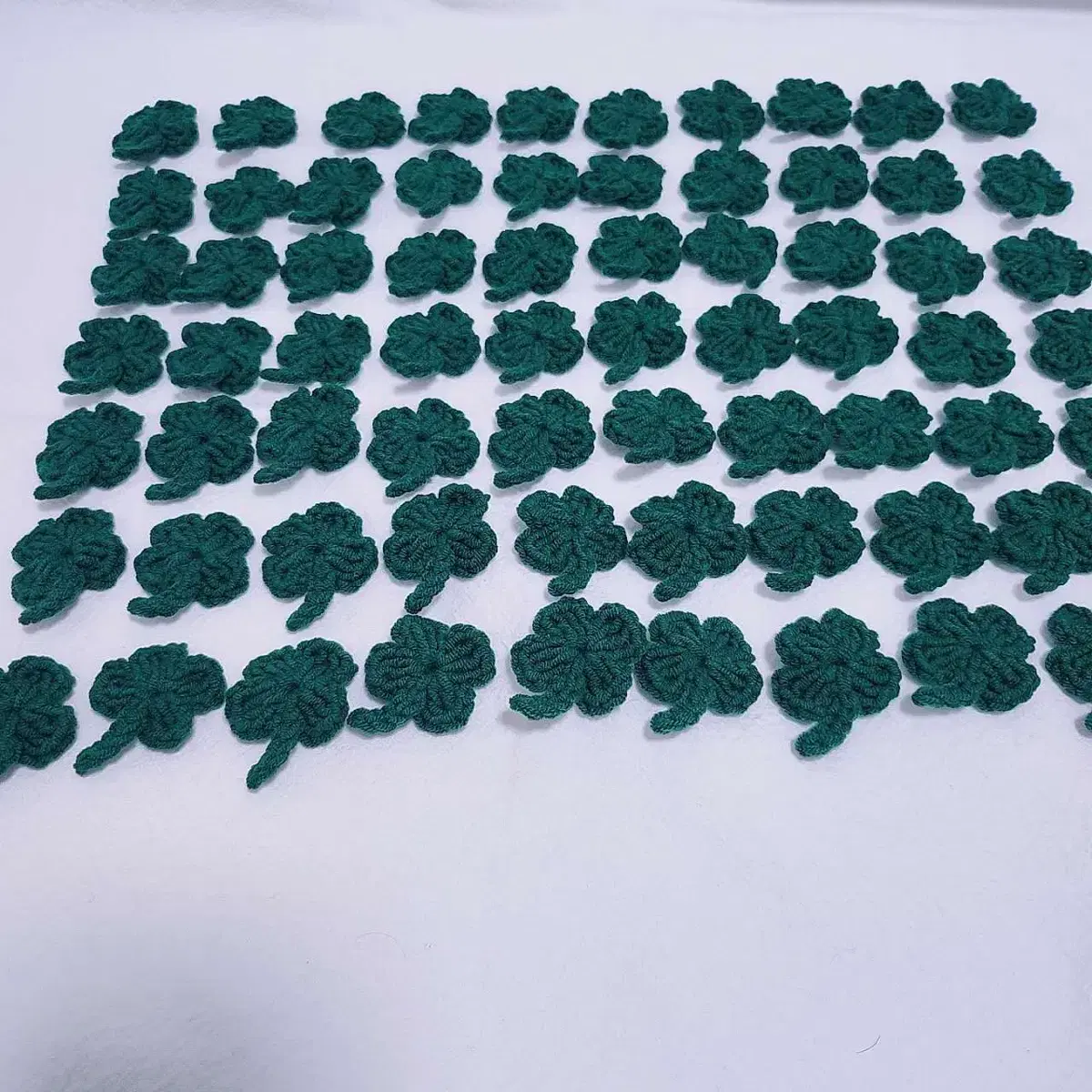 Knitted four-leaf clover/69 pieces in bulk