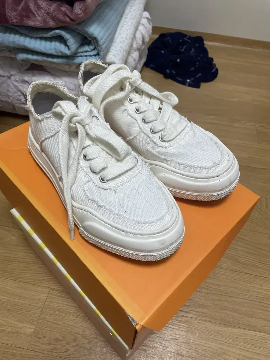 세븐셀라 화이트 스니커즈 260