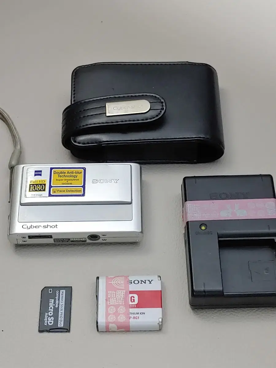 Sony DSC-T20 Ready-to-use travel digital camera
