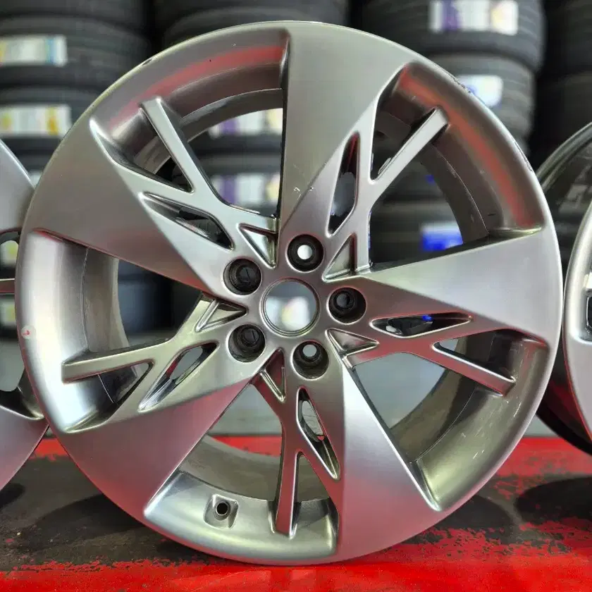I am selling a set of genuine used 19-inch wheels for the GV70. #gv7019 ...