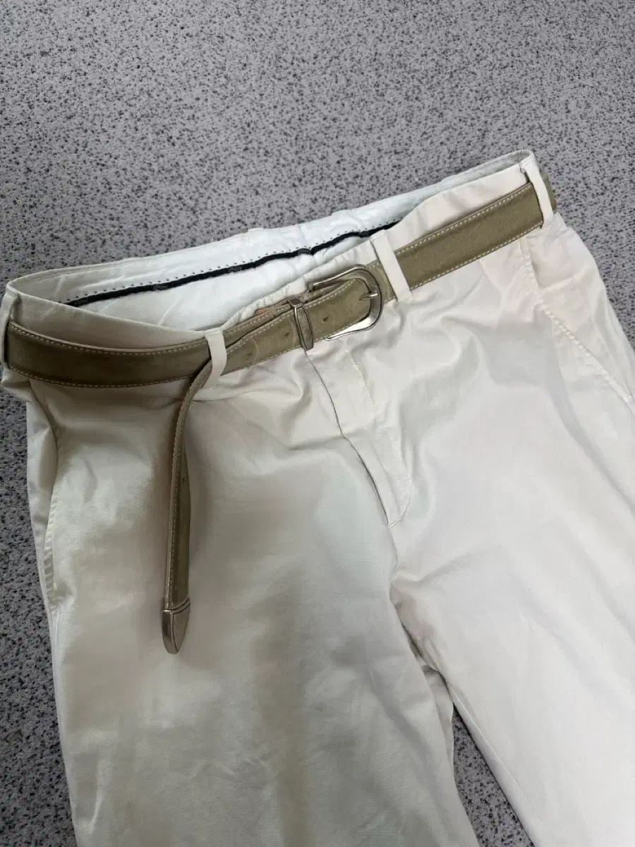 브리오니 아이보리 치노 48