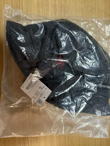 기동전사 역습의 샤아 한정판 모자 미개봉 새상품입니다.