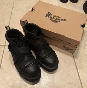 닥터마틴 부츠 BEAUMANN CROSS STRAP BOOT