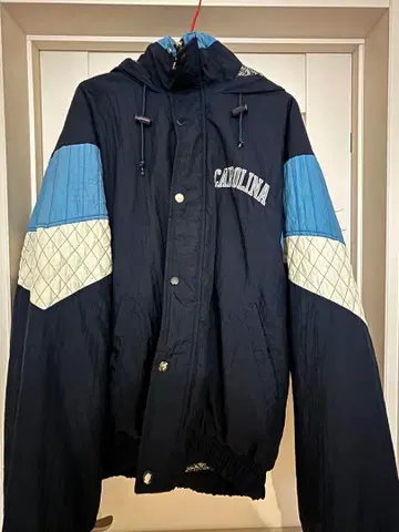 UNC(노스캐롤라이나 대학교) 나일론 자켓 후드 부착 네이비/블루