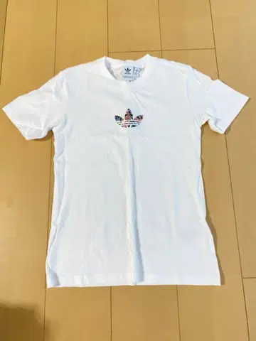 새상품 아디다스 로고 상의