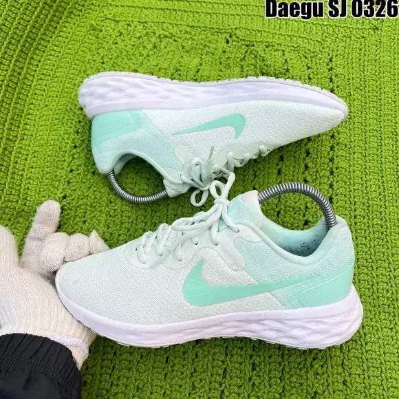 245 나이키 레볼루션 민트 스니커즈 운동화