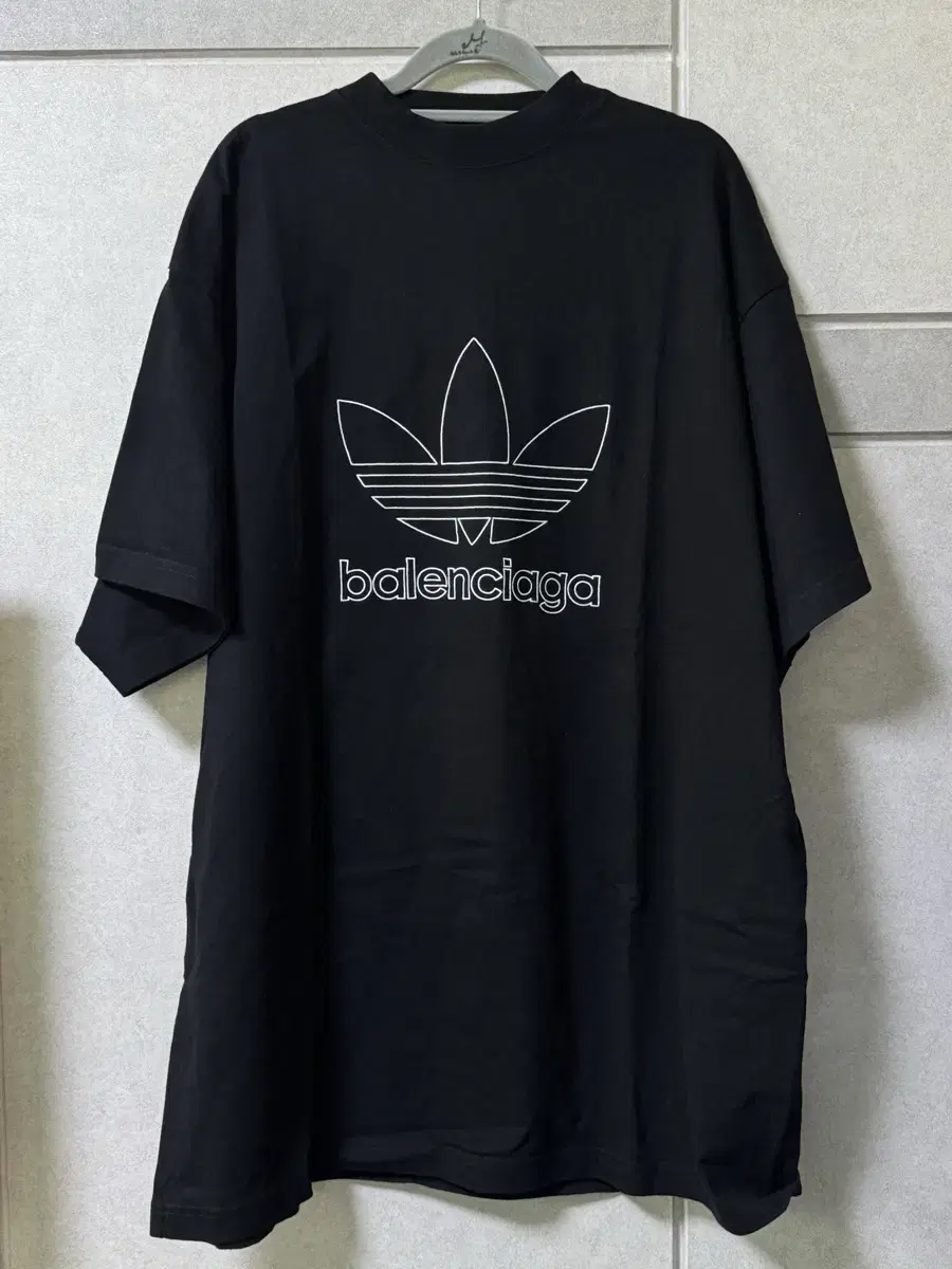 발렌시아가 X 아디다스 오버사이즈드 티셔츠 2size 블랙