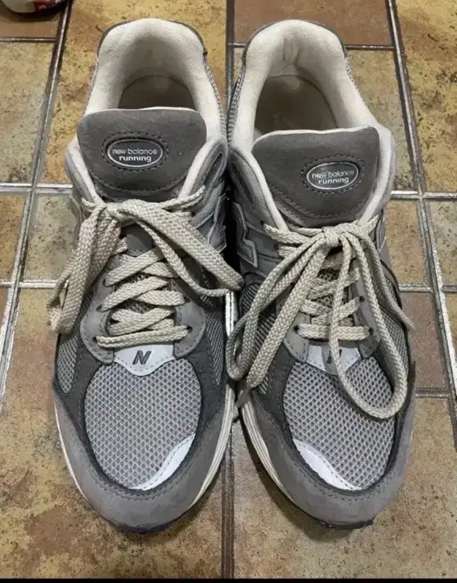 뉴발란스 2002R 프리미엄 빈티지 그레이 280