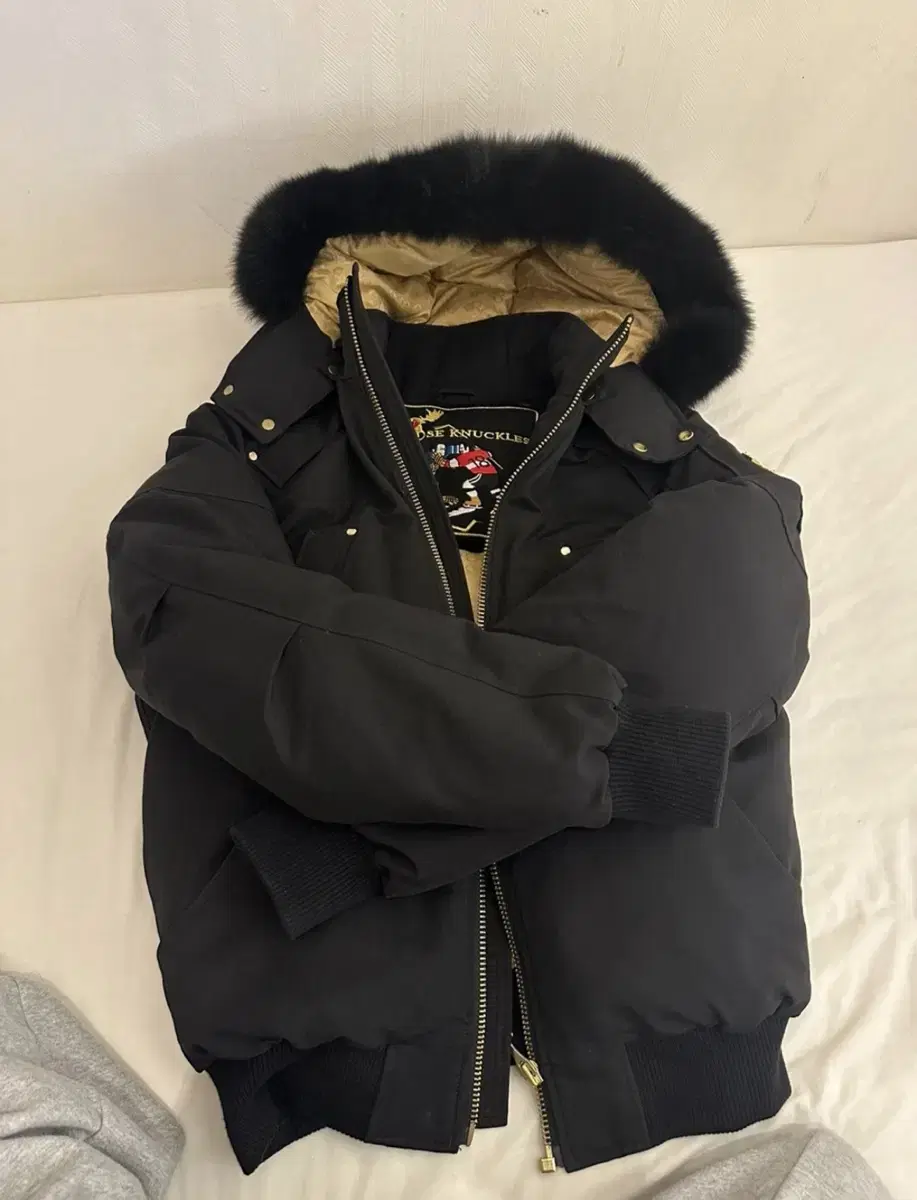 무스너클 금장패딩