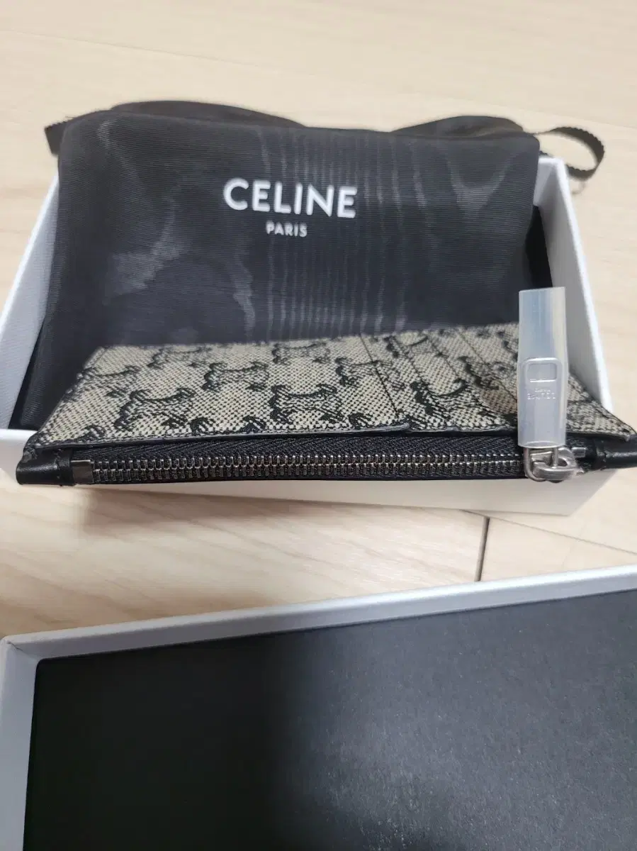새상품 셀린느 CELINE 트리옹프 지퍼 카드홀더