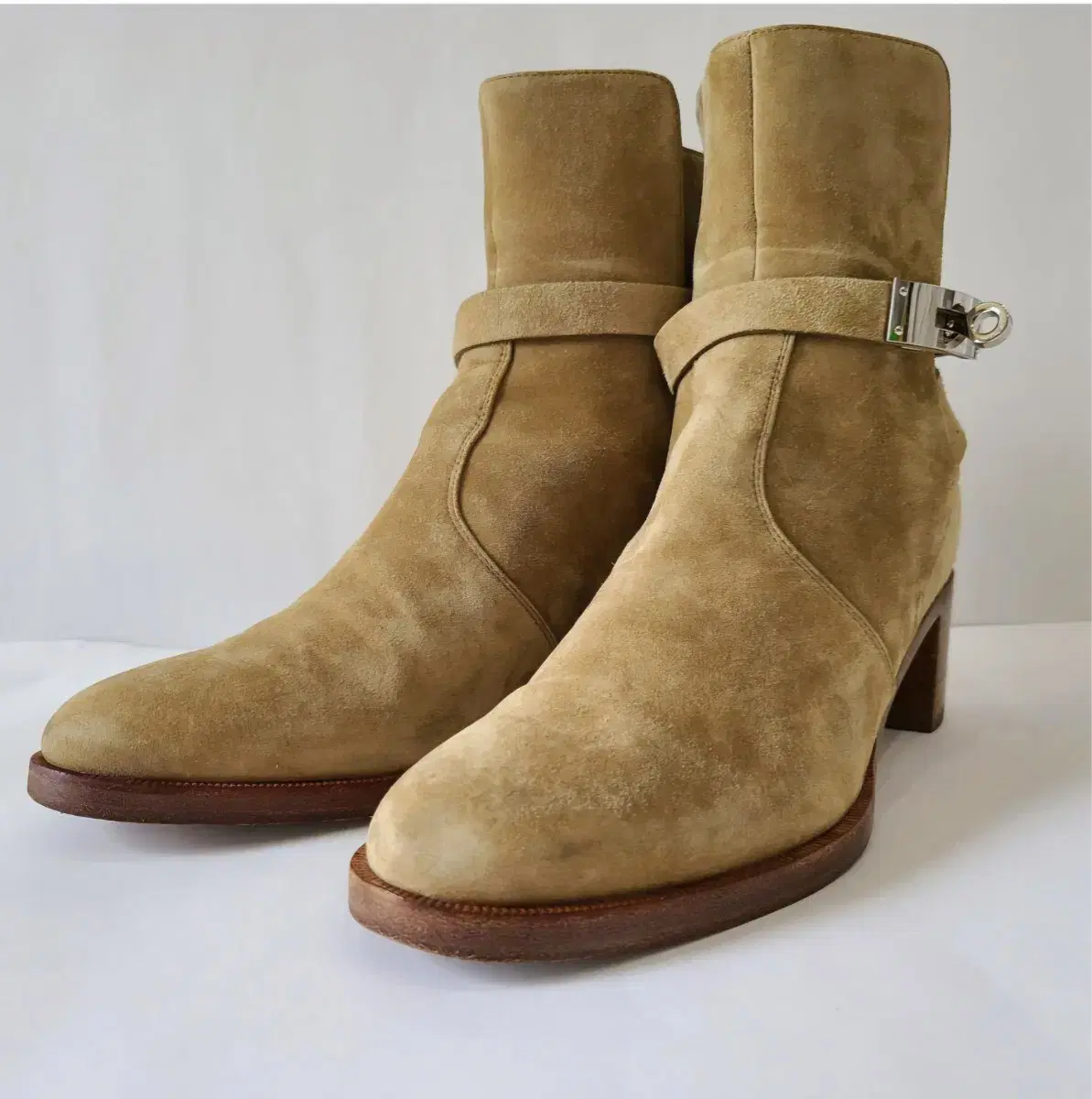 Hermes French 50 ankle boots in size 36 are on quick sale.