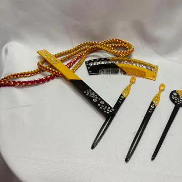 블랙과 옐로우 컬러의 스톤 장식 헤어콤 세트