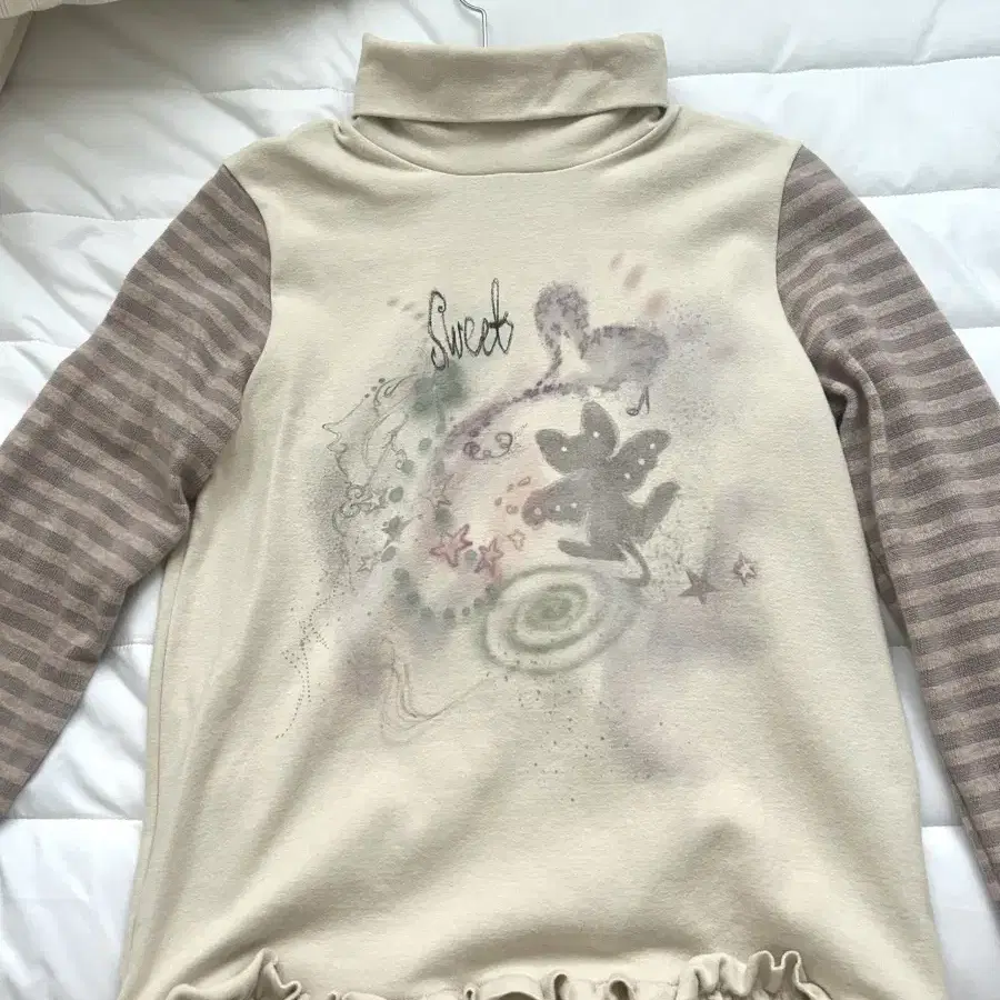 Hug Your Skin Drawing Frill pola Top (Beige Pink) on Bunjang