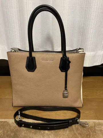 베이지와 오프와 블랙 토트백