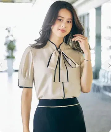 리본 포함 화이트 베이지 셔츠 소매 5부 소매 YUKI TORII