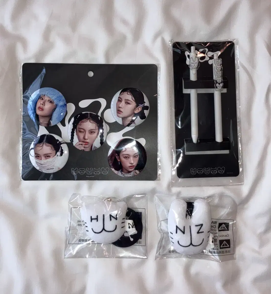 (Sell) Complexcon NJZ new jeans Goods: Group/Hanni keyring, pin badge, pen
