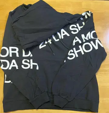 24K 블랙 프린트 후드티