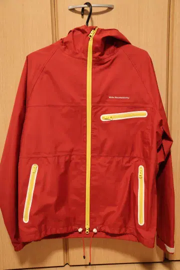 White Mountaineering의 GORE-TEX 마운틴 후드티