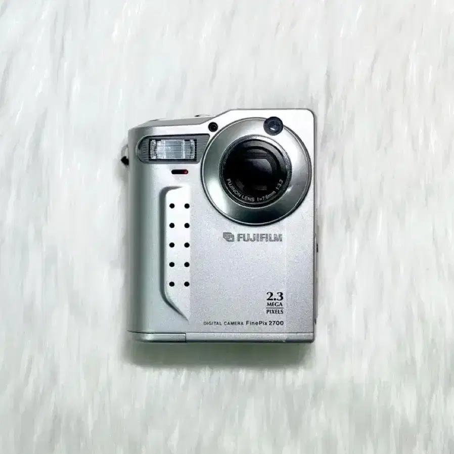 FUJIFILM FinePix 2700 FINE PIX 700の次は、当然2700』 富士フイルム