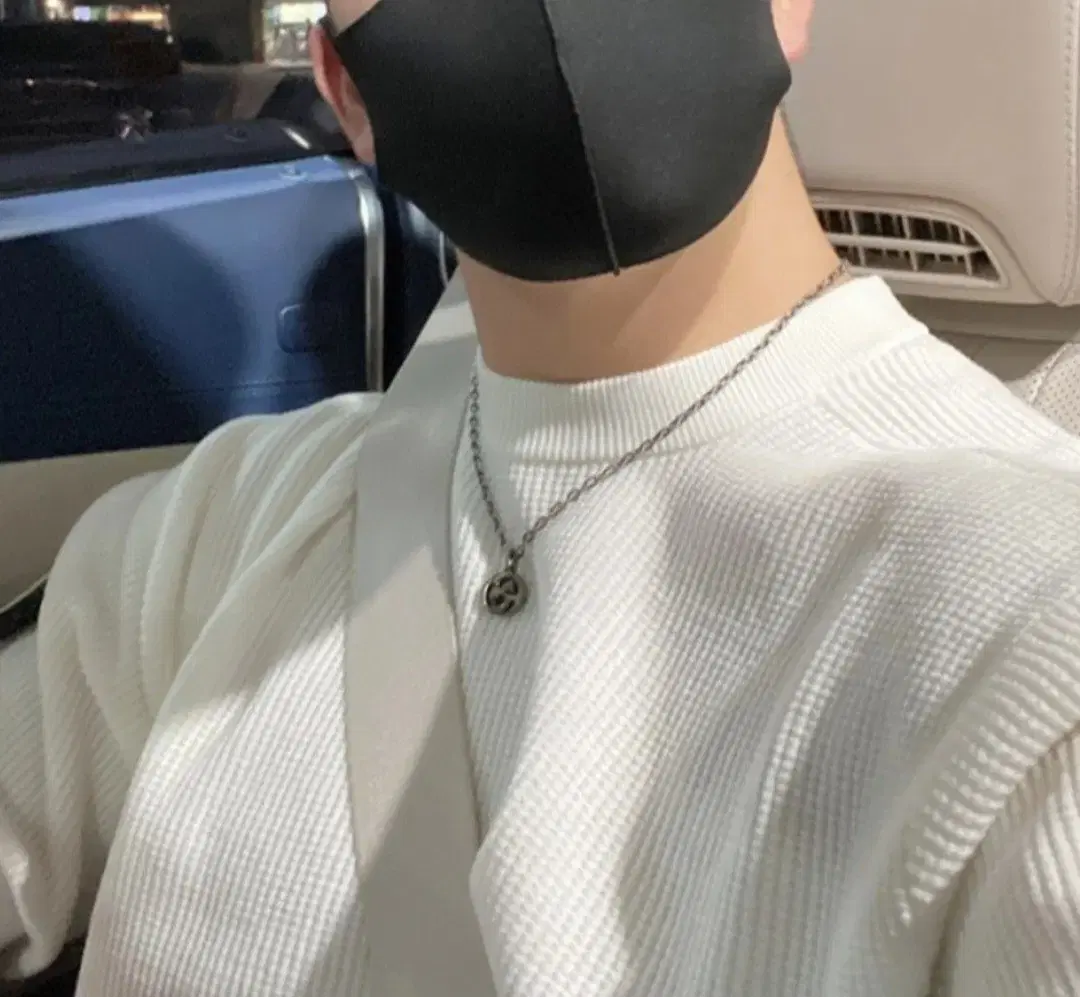 구찌 인터로킹 G 디테일의 실버목걸이